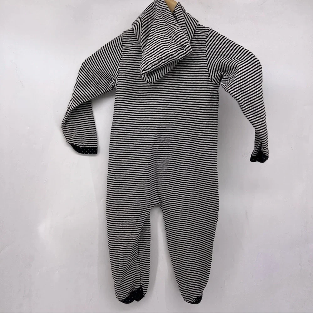 5/$25 Peek black and white Xl 18-24 one piece hoodie - Picture 2 of 4